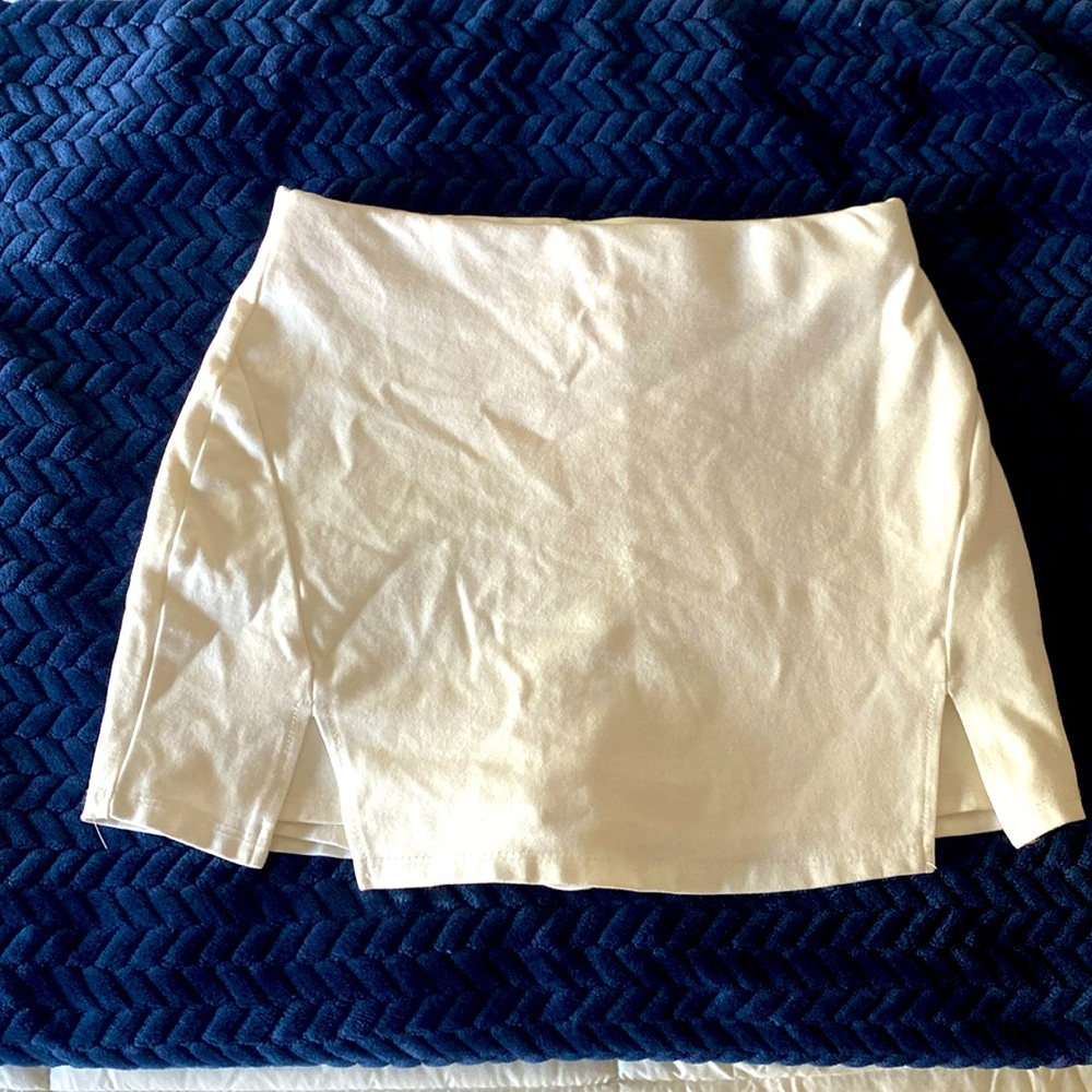 super cute white mini skirt!!